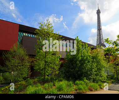 Musée du Quai Branly, Paris, Frankreich. Gärten und moderne Architektur des Anthropolgy Museums. Stockfoto