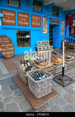 Anzeige von Apfelwein und andere lokale Produkte vor einem Geschäft in Honfleur, Normandie Stockfoto