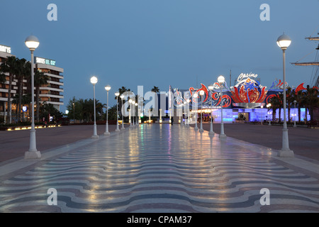 Die Promenade in Alicante, die abends beleuchtet. Katalonien Spanien Stockfoto
