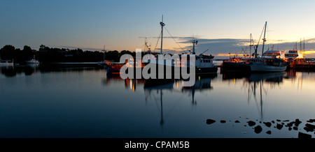 Hafen von Strahan Fischereiflotte in den späten Abend. Stockfoto