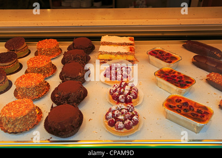 Elegantes französisches Gebäck zum Verkauf in einer Bäckerei und Konditorei in Honfleur, Frankreich Stockfoto