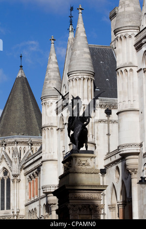 Temple Bar Marker gekrönt von einer Statue eines Drachen vor der Royal Courts of Justice, High Court, London, UK. Stockfoto