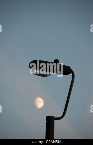 Diese Straßenlaterne scheint bereit zu sein, den Mond aufzubrechen Stockfoto