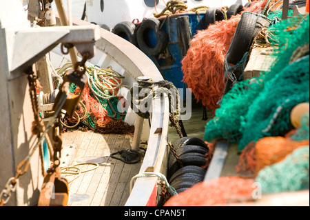 Boote und Fischernetze in Whitstable Hafen, Kent, England, UK Stockfoto