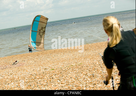 Kite-Surfer am Strand von Whitstable, Kent, England, UK Stockfoto