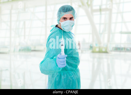 jungen männlichen Arzt im Krankenhaus Stockfoto
