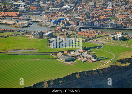 Luftbild mit Klippen, Whitby Abtei mit der Stadt im Hintergrund Stockfoto