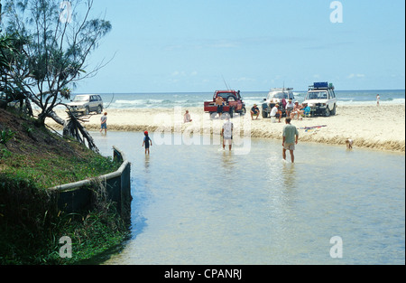 Menschen zu Fuß die Gewässer des Eli Creek in der Nähe der östlichen Strände von Fraser Island, UNESCO-Weltkulturerbe von Queensland Stockfoto