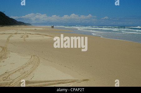 Bei Ebbe dient der östlichen Strand von Fraser Island in Queensland als eine Küstenstraße Stockfoto