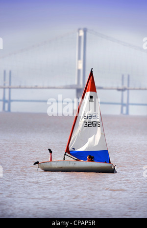 Eine Mädchen klettert zurück in ihr Boot bei einer Regatta auf den Fluss Severn bei der ersten Severn Bridge am nächsten und zweite Severn crossin Stockfoto