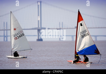 Eine Mädchen klettert zurück in ihr Boot bei einer Regatta auf den Fluss Severn bei der ersten Severn Bridge am nächsten und zweite Severn crossin Stockfoto