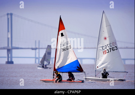 Eine Mädchen klettert zurück in ihr Boot bei einer Regatta auf den Fluss Severn bei der ersten Severn Bridge am nächsten und zweite Severn crossin Stockfoto