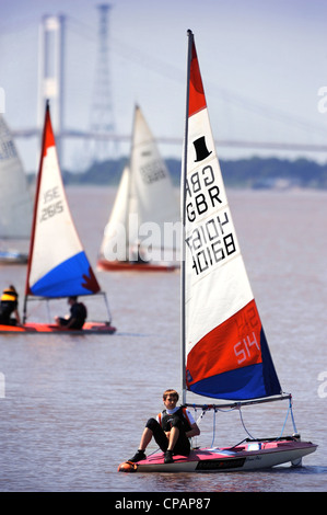 Ein Mangel an Wind bringt Stillstand zu einer Regatta auf den Fluss Severn bei der ersten Severn Bridge, nächste und zweite Severn Überfahrt in Stockfoto