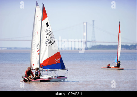 Ein Mangel an Wind bringt Stillstand zu einer Regatta auf den Fluss Severn bei der ersten Severn Bridge, nächste und zweite Severn Überfahrt in Stockfoto