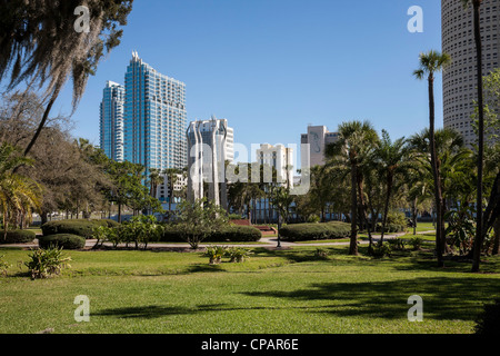 Anlage Park, Universität von Tampa Campus, Downtown Tampa Skyline im Hintergrund, Florida, USA Stockfoto