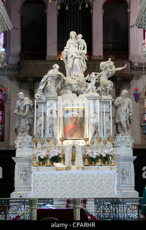 Der Hochaltar mit der heiligen Ikone der Panagia Mesopantitisa in Santa Maria della Salute - Sestiere Dorsoduro, Venedig - Italien Barock-Hochaltar-Arrangement, entworfen von Baldassarre Longhena, Unterstände, eine byzantinische Ikone Madonna und Kind der 12. oder 13. Jahrhundert, bekannt als Panagia Mesopantiti Stockfoto