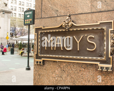 Macy's Flaggschiff Kaufhaus Schild am Eingang der 35th Street am Herald Square, New York City, USA Stockfoto