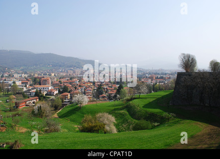 Panoramablick über Bergamo Stadt und die Berge im Frühling, Lombardei, Italien Stockfoto