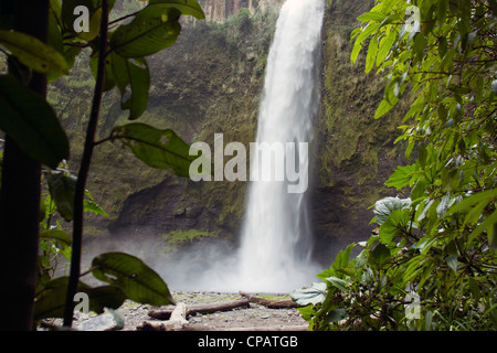 Wasserfall auf dem Rio Pita in den ecuadorianischen Anden Stockfoto