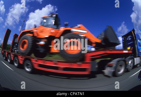 Tieflader LKW tragen schwere riesige Bagger auf Anhänger, die Reisen auf der A1/M1 Autobahn Leeds Yorkshire uk Stockfoto