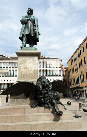 Bronze-Statue Denkmal von Daniele Manin und der geflügelte Löwe von Luigi Borro - Sestiere San Marco, Venedig - Italien Stockfoto