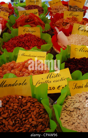 Verschiedene essbare Samen und Früchte zum Verkauf auf dem Markt, Italien Stockfoto