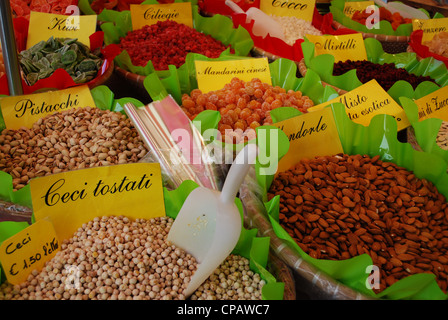 Verschiedene essbare Samen und Früchte zum Verkauf auf dem Markt, Italien Stockfoto
