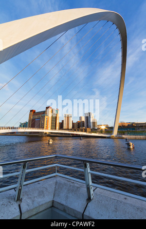 Die Gateshead Millennium Bridge, Blick auf die Ostsee, Tyne and Wear, England. (Architekten: Wilkinson Eyre) Stockfoto