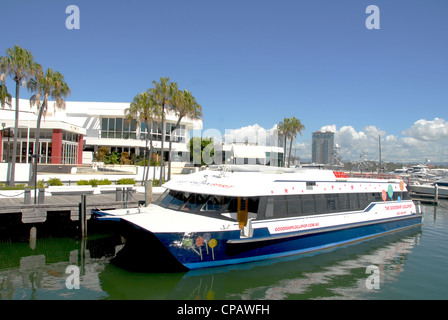 Katamaran festgemacht an der Pier des shopping Komplex Marina Mirage in Southport in der Nähe von Surfers Paradise an Gold Coast, Queensland Stockfoto