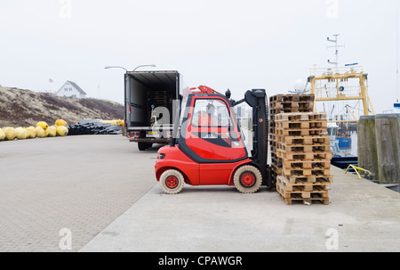 Muscheln sind geladen, auf einen LKW, Muschel-Fischerei auf der Insel Sylt, Hoernum, Schleswig-Holstein, Deutschland, Europa Stockfoto