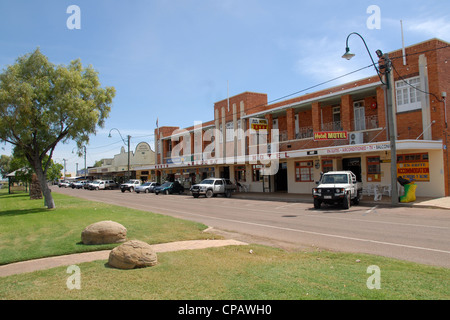 Elderslie Straße in Winton/Queensland mit North Gregory Hotel wo "Waltzing Matilda" hieß, zuerst durchgeführt Stockfoto