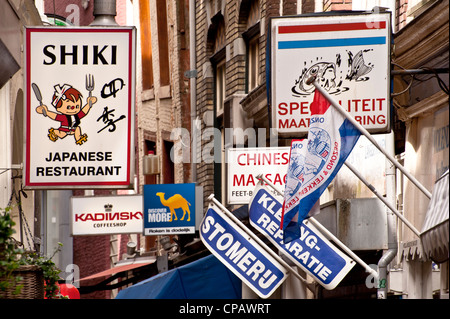 AMSTERDAM, NIEDERLANDE - 07. MAI 2012: Farbenfroher Dhop und Restaurant fahren von Damrak ab Stockfoto