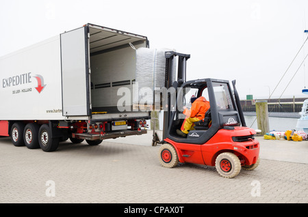 Muscheln sind geladen, auf einen LKW, Muschel-Fischerei auf der Insel Sylt, Hoernum, Schleswig-Holstein, Deutschland, Europa Stockfoto