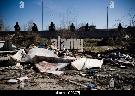 Gypsy Shanty Town von Puerta de Hierro, Madrid, Spanien. Vertreibung und ihre Häuser zerstört durch den Stadtrat stehen. Stockfoto