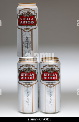 Drei Dosen von Stella Artois lager Stockfoto