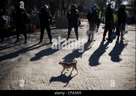 Gypsy Shanty Town von Puerta de Hierro, Madrid, Spanien. Vertreibung und ihre Häuser zerstört durch den Stadtrat stehen. Stockfoto