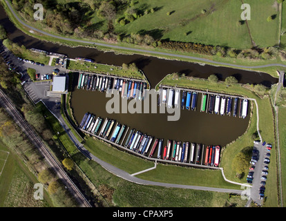 Ein vertikaler Luftblick auf den schmalen Kanalboothafen von Reedley Marina in Burnley Stockfoto