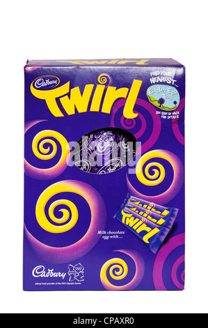 Ein Cadbury Twirl Milchschokolade Osterei auf weißem Hintergrund Stockfoto