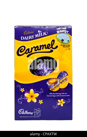 Ein Cadbury Caramel Milchschokolade Osterei auf weißem Hintergrund Stockfoto