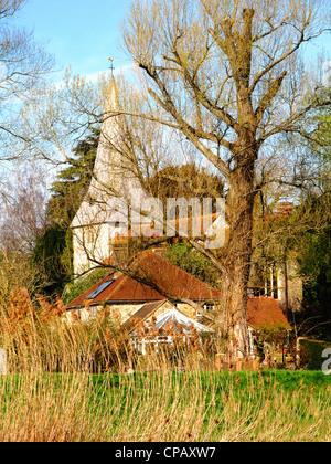 Kirche des Hl. Johannes der Evangelist in Bury West Sussex betrachtet aus, südlich von dem Fluss Arun im zeitigen Frühjahr an einem schönen Tag Stockfoto