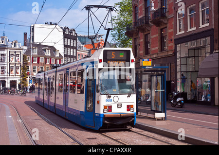 AMSTERDAM, NIEDERLANDE - 07. MAI 2012: Straßenbahn in Koningsplein Stockfoto