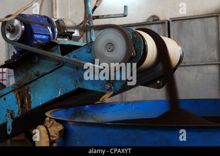 Schwarzer Tee fällt am Ende der Produktionslinie bei der Gisakura Teefabrik in Ruanda. Stockfoto