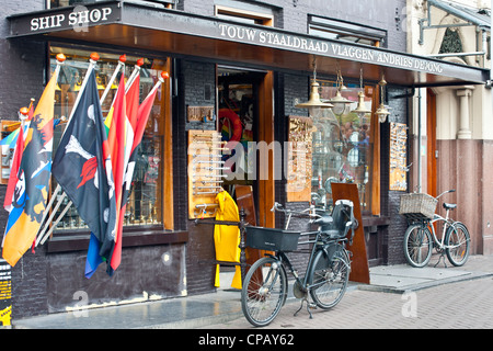 AMSTERDAM, NIEDERLANDE - 07. MAI 2012: Pretty Chandlery Shop in Muntplein Stockfoto