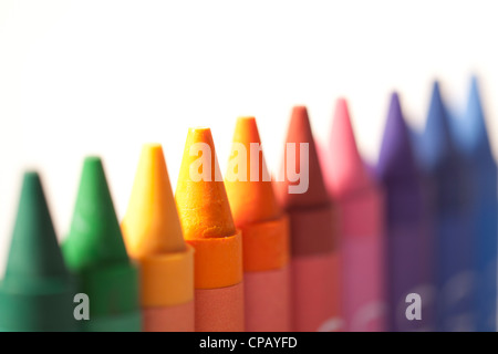 Buntstifte, in der Farbe grün, gelb/Reichweite, rot, Pink, lila und blau. Stockfoto