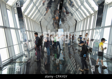 Besucher betrachten von Shanghai aus Aussichtsplattform in Pudong in Shanghai World Financial Center Wolkenkratzer Stockfoto