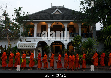 Novizen sammeln Almosen jeden Morgen bei Sonnenaufgang, Laos, Luang Prabang, Mekong-Fluss Stockfoto