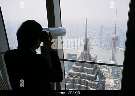 Besucher betrachten von Shanghai aus Aussichtsplattform in Pudong in Shanghai World Financial Center Wolkenkratzer Stockfoto