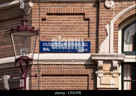 AMSTERDAM, NIEDERLANDE - 07. MAI 2012: Straßenschild für Oudezjds Achterburgwal Stockfoto