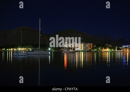 Hotel und Boote in der Badia d'Alcudia auf Mallorca, Spanien Stockfoto