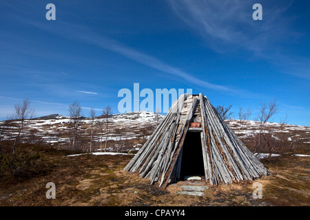 Ein Goahti / Kota, traditionelle Sami Holzhütte in der Tundra im Frühjahr, Lappland, Schweden Stockfoto